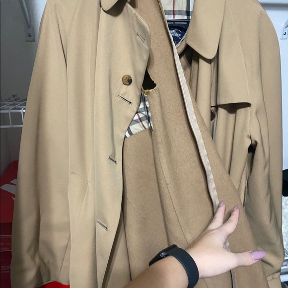 Burberry Coat ! - Picture 5 of 5